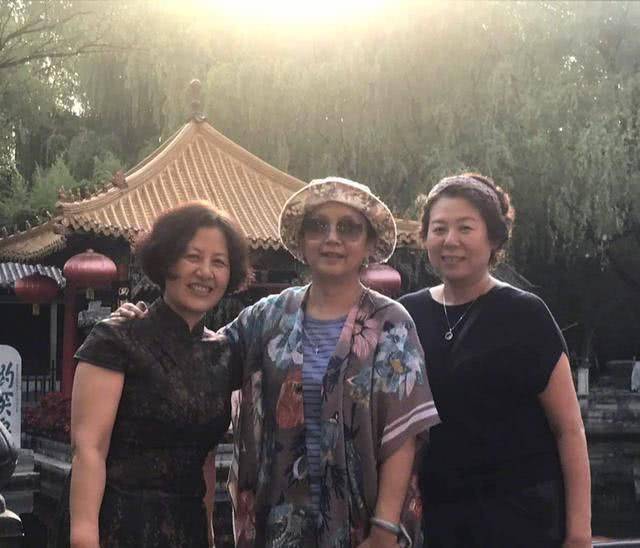 吕丽萍晒62岁生日派对照，头发花白老态真实，但穿套装裙很优雅！