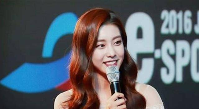 赵恩静疑似来到s9现场,网友一句话却让faker伤心欲绝_比赛_卡牌_成功