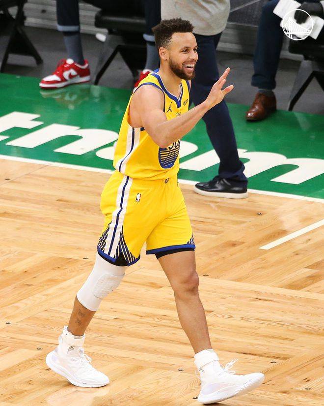 在上个月跟凯尔特人的对决中,库里被斯玛特压到腿部,导致了左脚扭伤.