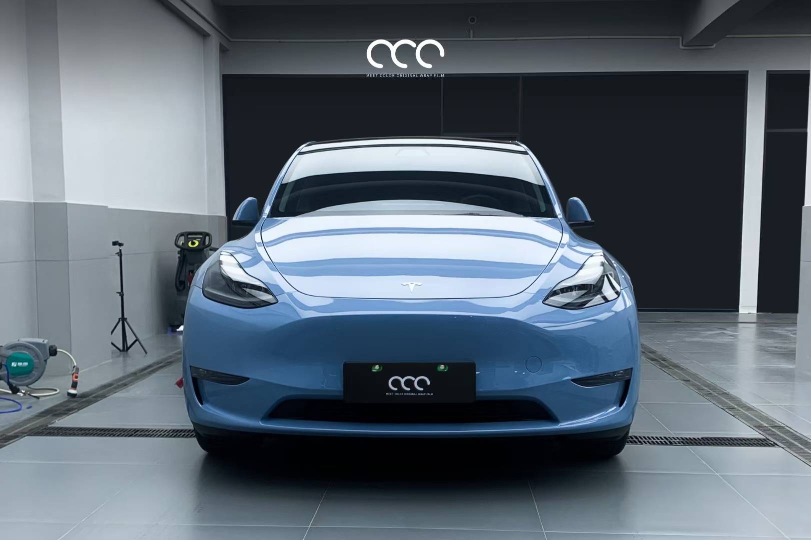 靓丽的车身令人眼前一亮特斯拉modelypet瓷器蓝改色膜漫彩