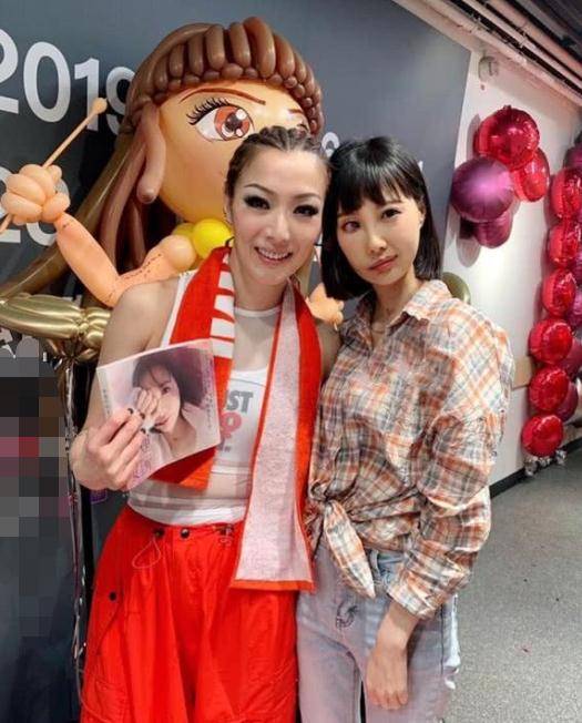 30岁女歌手抗癌8年太励志!半脸歪斜仍坚持工作_李明蔚_写真_病情