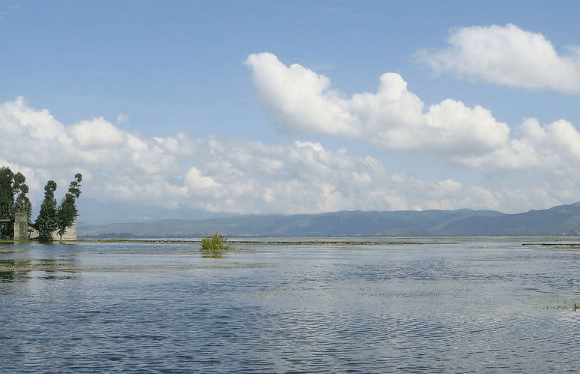 原创藏于云南古都的一湾湖水天然高原淡水湖四季游客络绎不绝