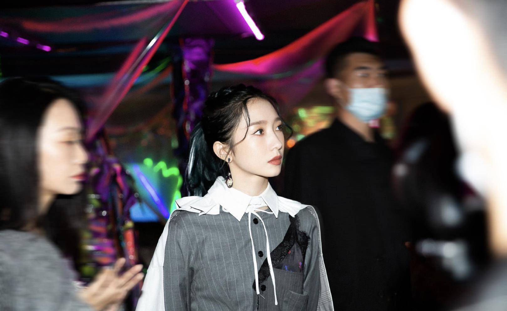 原创孟美岐活动造型曝光白色斗篷搭配灰色格纹裙优雅又帅气超迷人