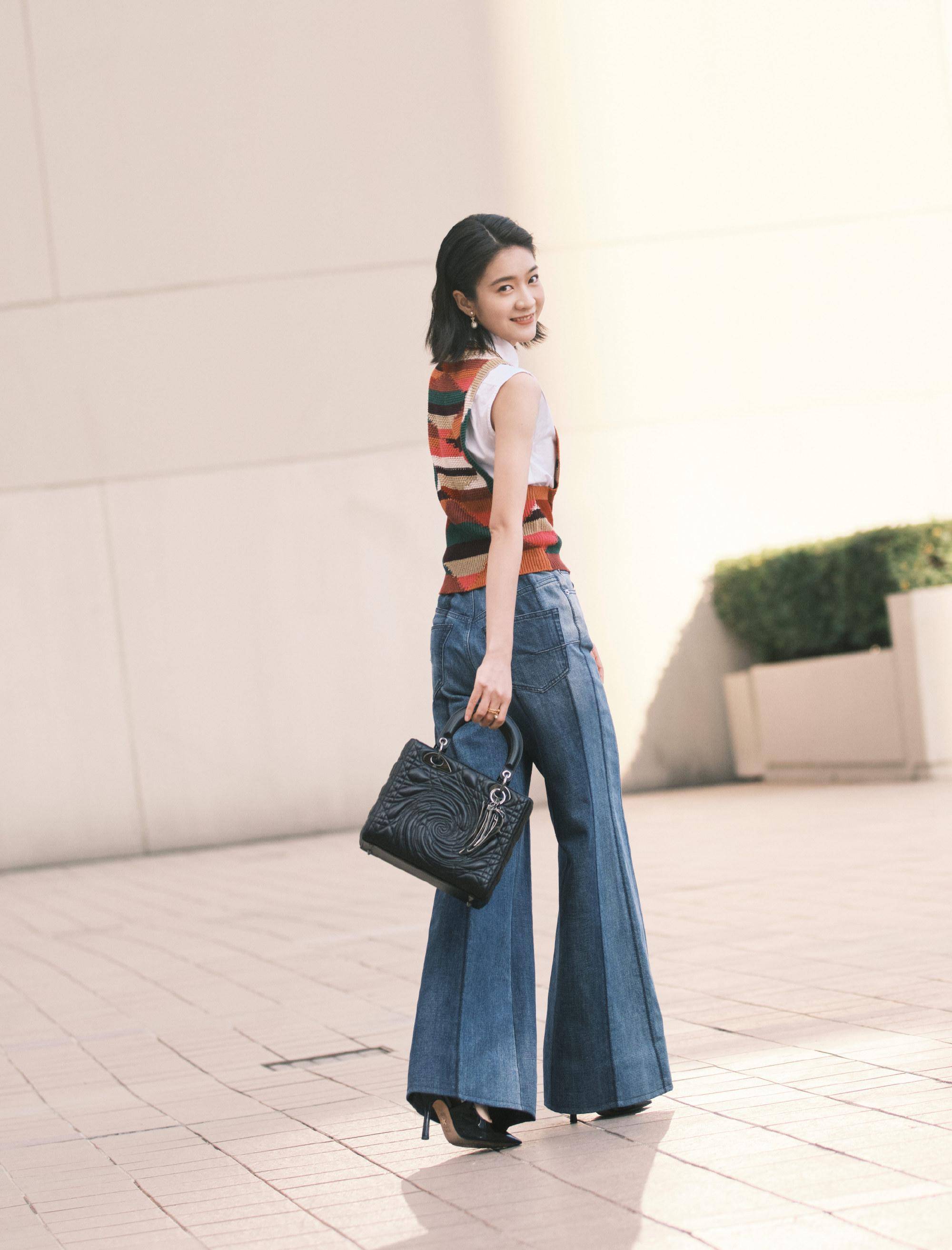 "新生小花旦"张雪迎,穿拼接针织衣配阔腿牛仔裤,个性又时髦!
