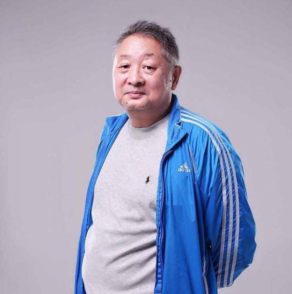 妹妹是国家一级演员,妻子是名画家,他买房被骗400万69岁不退休_方子哥