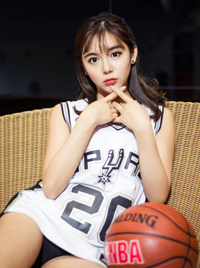 腾讯体育nba主持人美娜,无数宅男球迷的女神