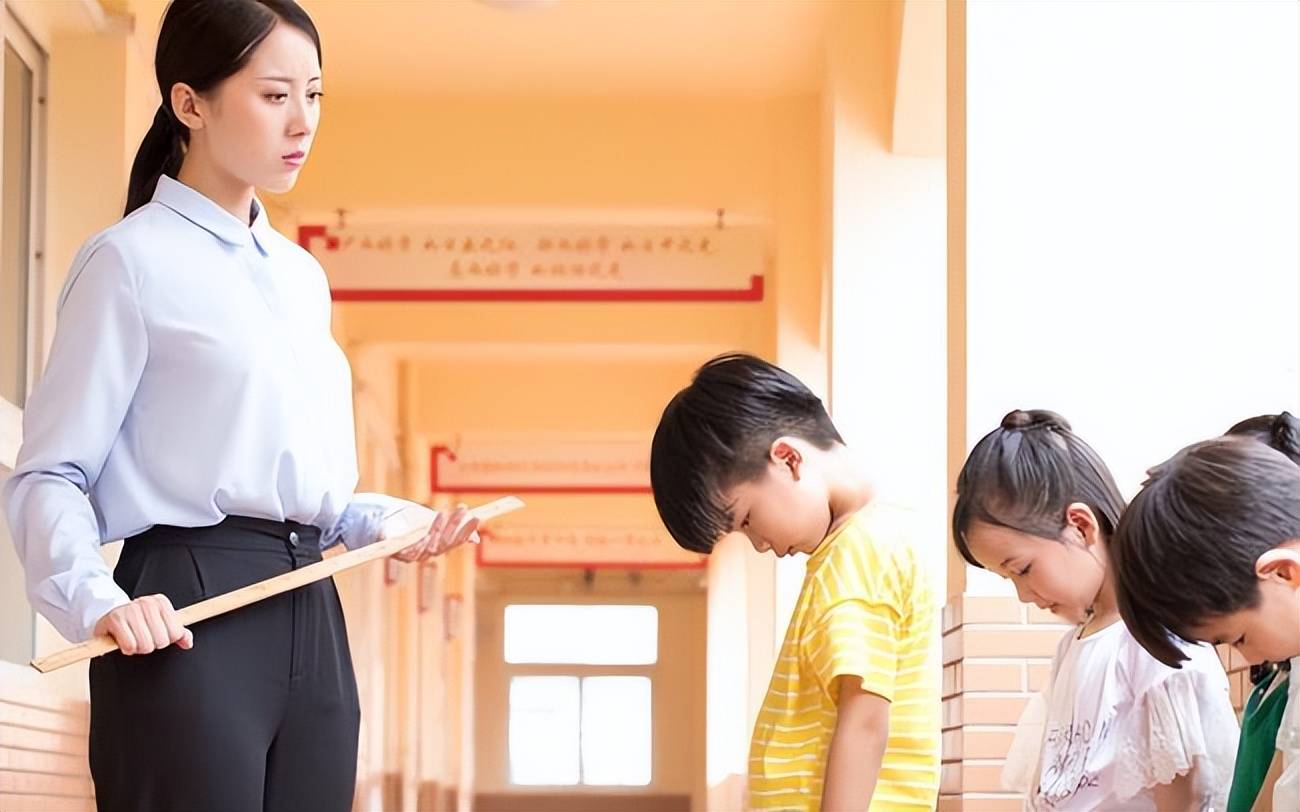 原创如此老师看女生不顺眼老师辱骂殴打她还指使其他学生攻击她