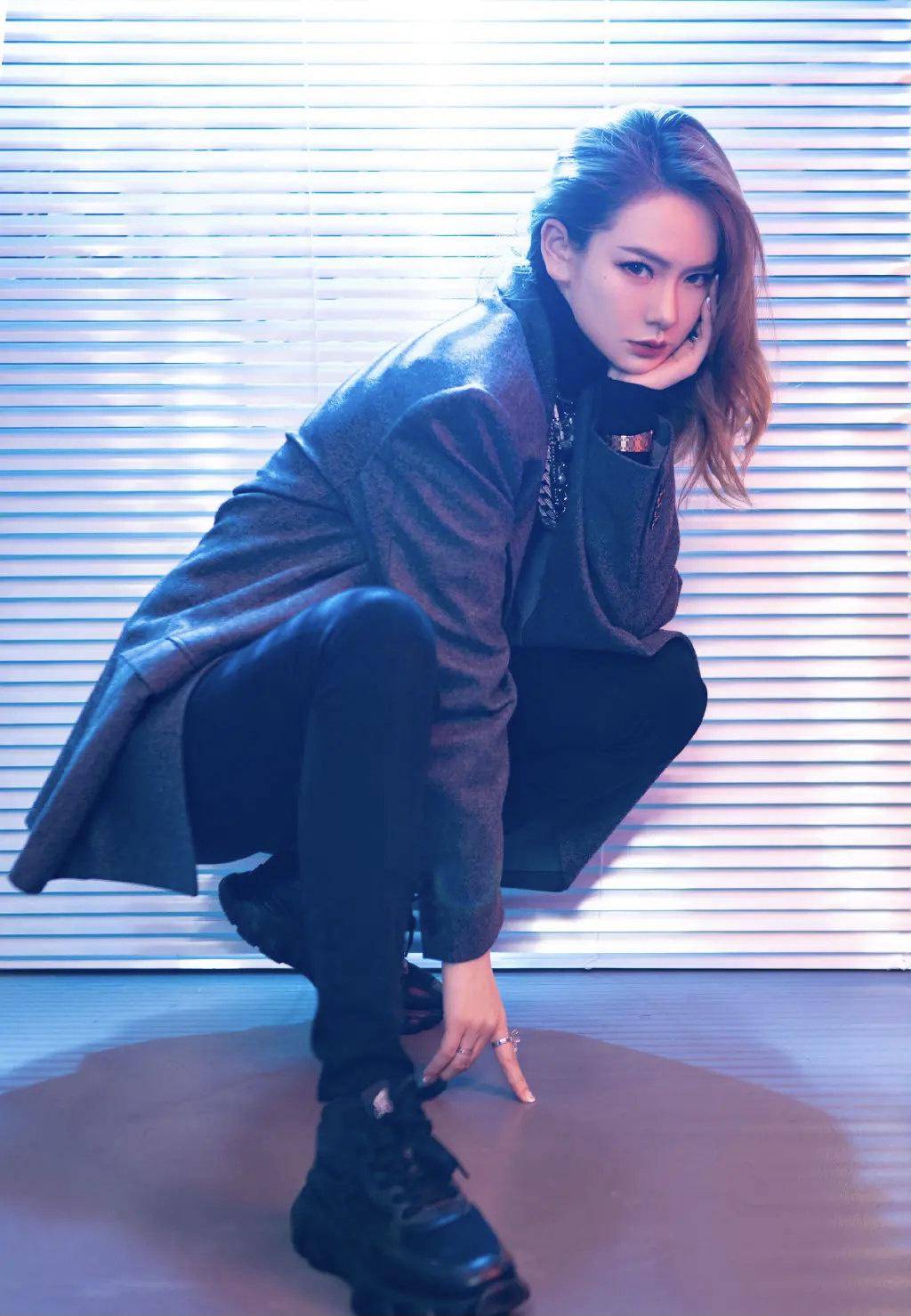 戚薇深灰色西服外套搭配黑色长裤,金色长发亮眼十足,尽显酷帅风_前卫