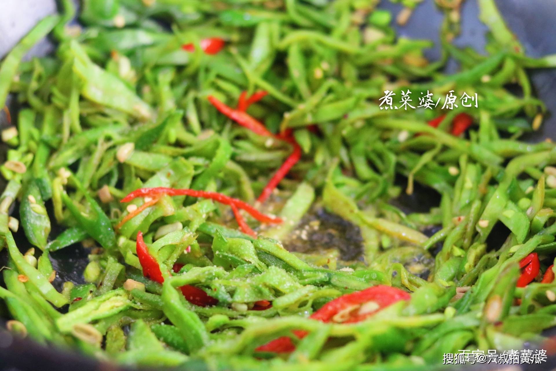 【婆婆叨叨】:做这道菜,要注意2点,一是用猪肉或是猪油炒,能够润滑