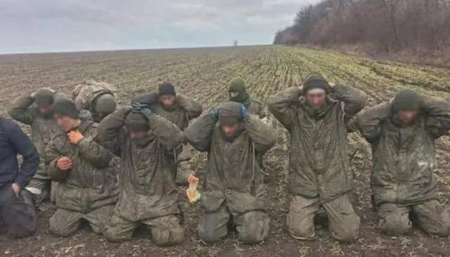 乌克兰士兵虐杀俄战俘跪在街上挨个枪毙屠杀后还哈哈大笑