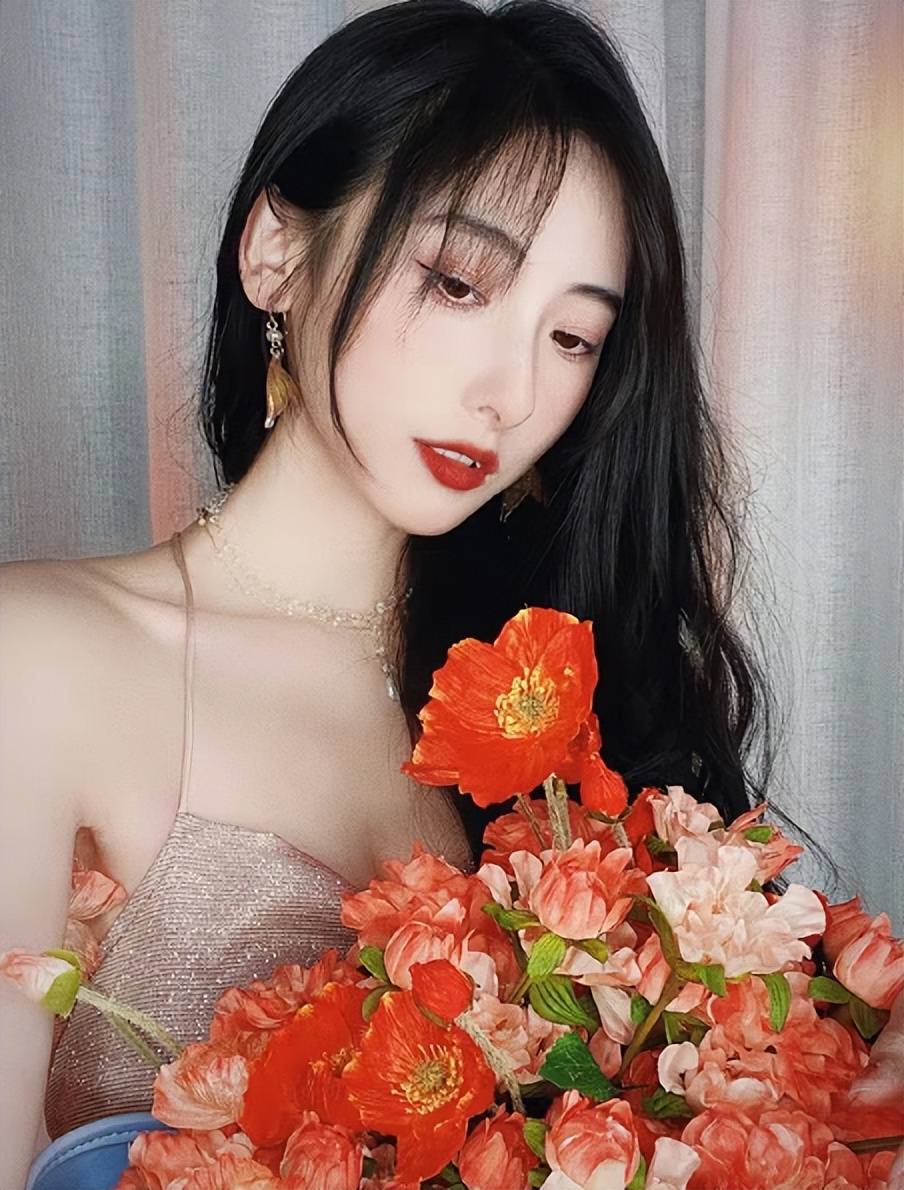 Lpl美女晒鲜花美人照 鼓鼓优雅 瞳夕可爱 小钰高贵有气质 粉紫色