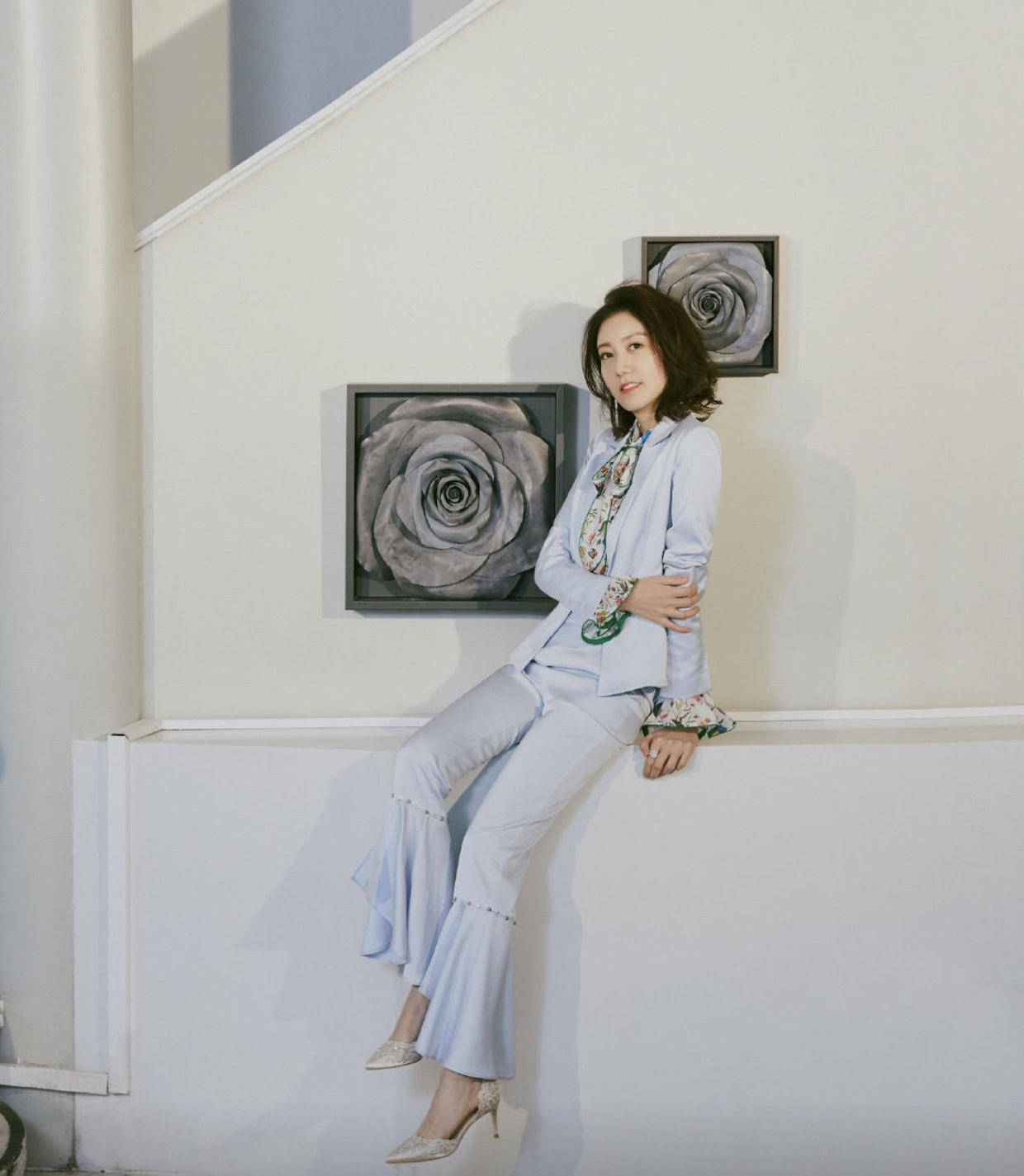 原创高露终于换风格穿淡蓝色西装配印花衬衫普通人没有这高级气场