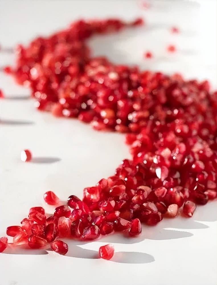 传说中的石榴仙女偷撒石榴籽于山川赐福人间