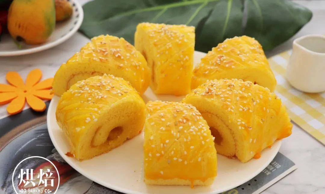 当季爆品菠萝蛋糕卷 生意好的中式糕坊都在卖 金黄如巨蟒 一口爱上