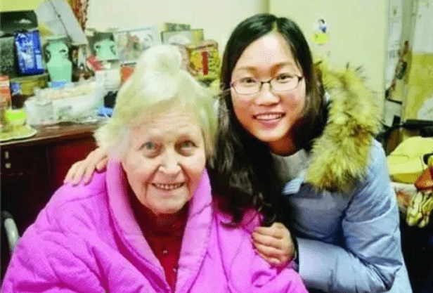 并跟随黄元波到了中国,还改了一个中文名字"吴雪莉".