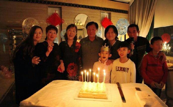 原创杨志刚全家情史近照小娇妻贤惠曾赚钱养家儿子调皮像极了爹