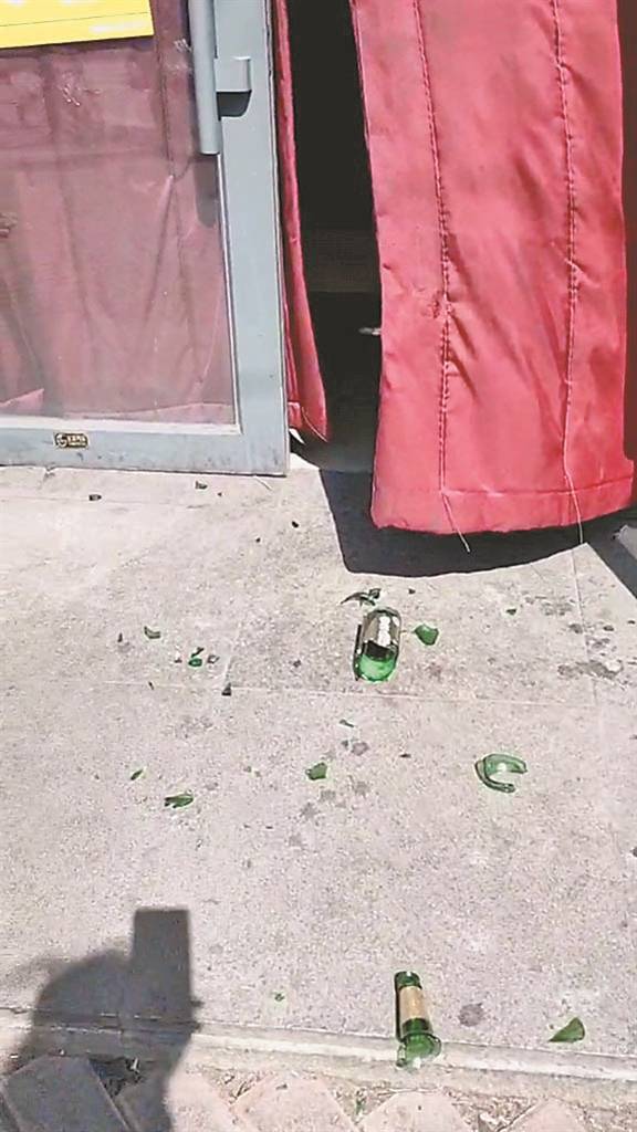 哈市道外区太古街一超市门前 三楼居民嫌楼下吵 扔啤酒瓶砸伤抱娃女子