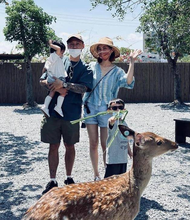 余文乐晒温馨全家福怀抱儿女彰显爸爸力与娇妻王棠云幸福相依