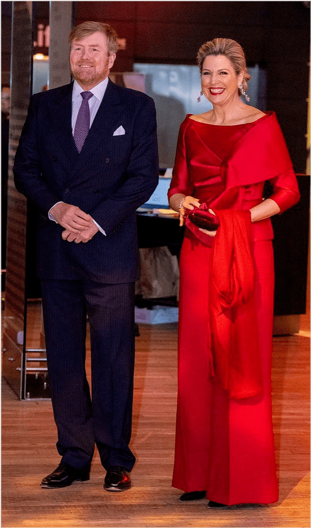 印度第一夫人在这场宴会上,选择了一身比较有现代感的着装,而不是传统