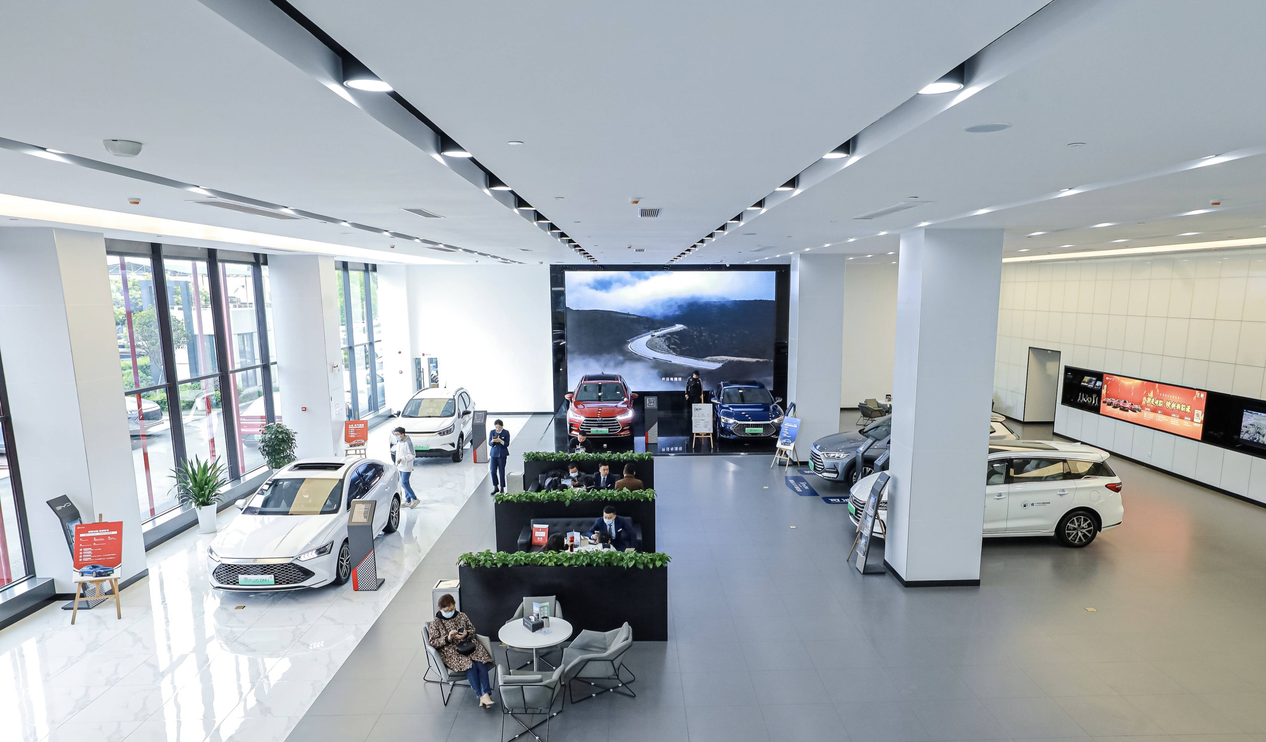 据悉,作为比亚迪王朝网全新4s店形象之一的成都永乐盛世旗舰店,其选取