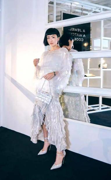 原创徐濠萦真会玩蓝色连衣裙配红色大衣红色凉鞋配袜子好另类