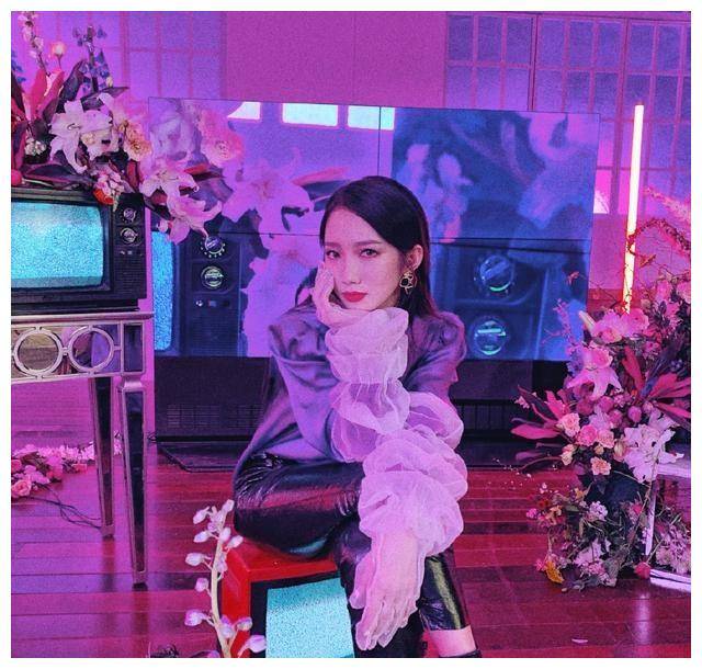 孟美岐紫色高领衫真特别后面还是露背的配皮裤真是性感又帅气