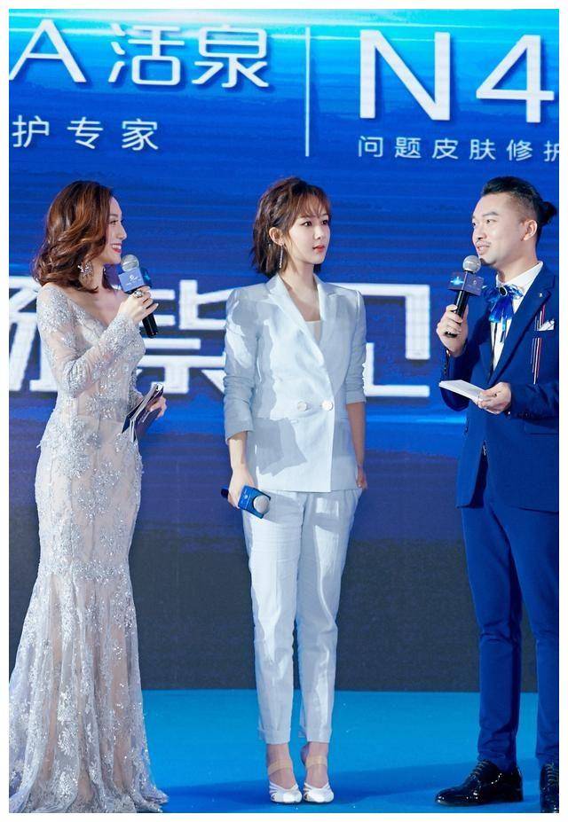 26岁杨紫演绎职业风穿搭穿浅蓝色西装清新优雅气质越来越好了