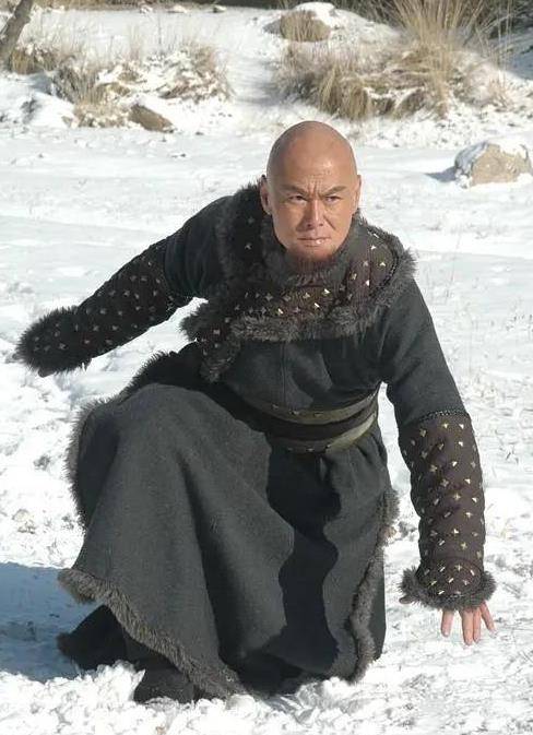 在1999年陈锦鸿,佘诗曼版的《雪山飞狐》中,刘家辉扮演万嗔和尚