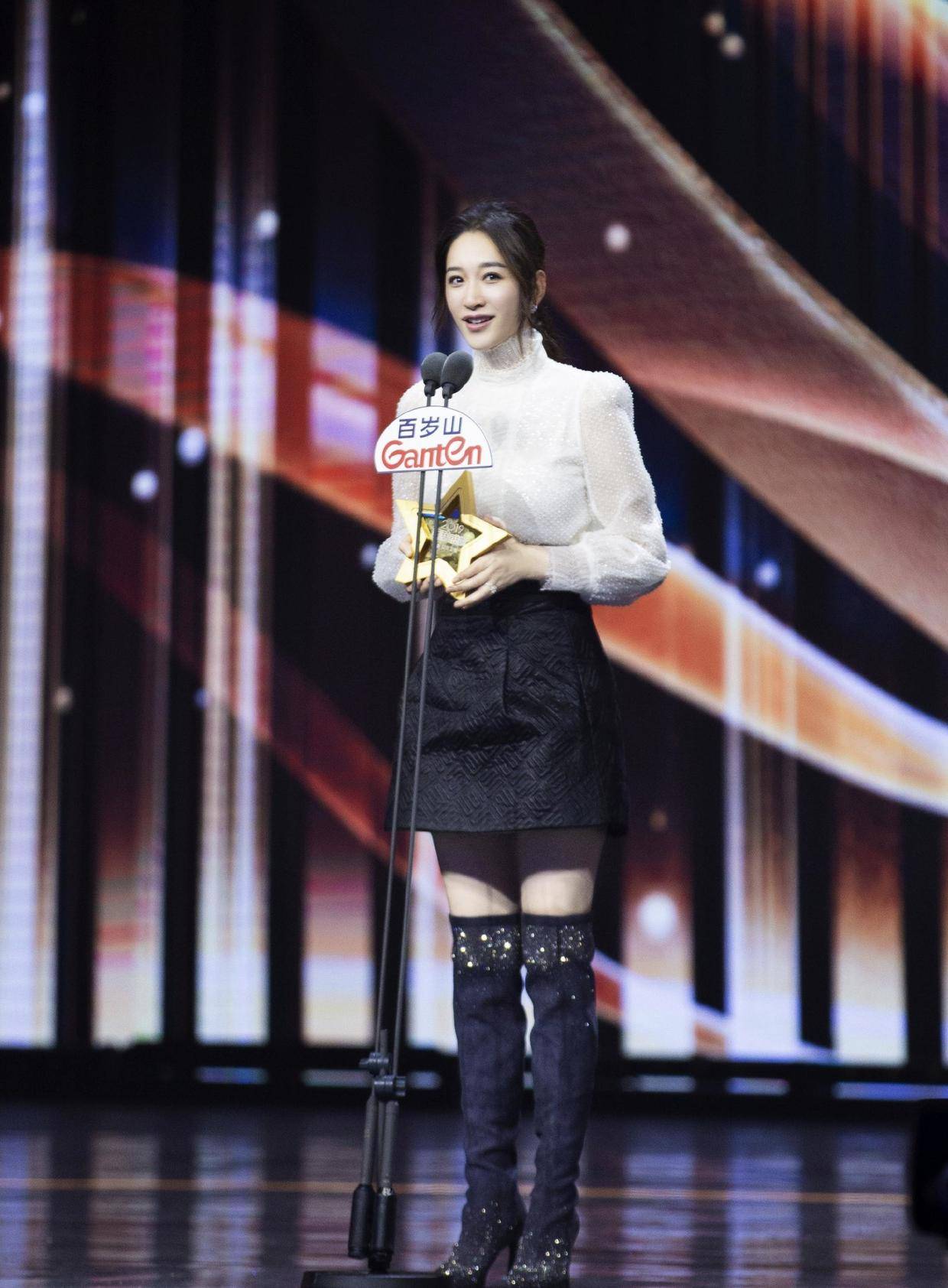 李小冉素颜还是盛世美颜穿白t恤配牛仔阔腿裤以为她只有28岁