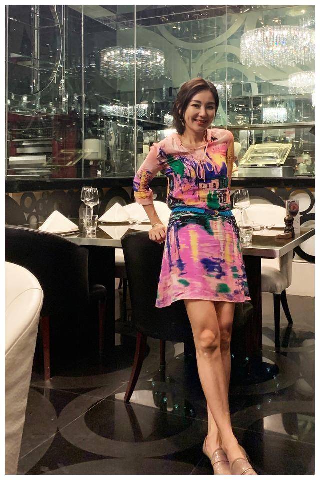 陈秀丽穿印花裙风格甜美短发半扎更减龄最美小昭42岁都没变