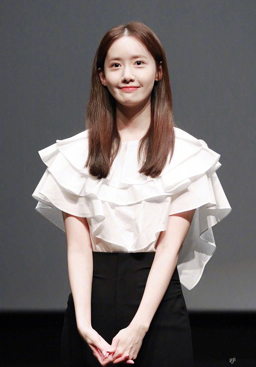 林允儿穿碎花裙撞衫娜比两人相差10岁谁说年纪小才有少女感