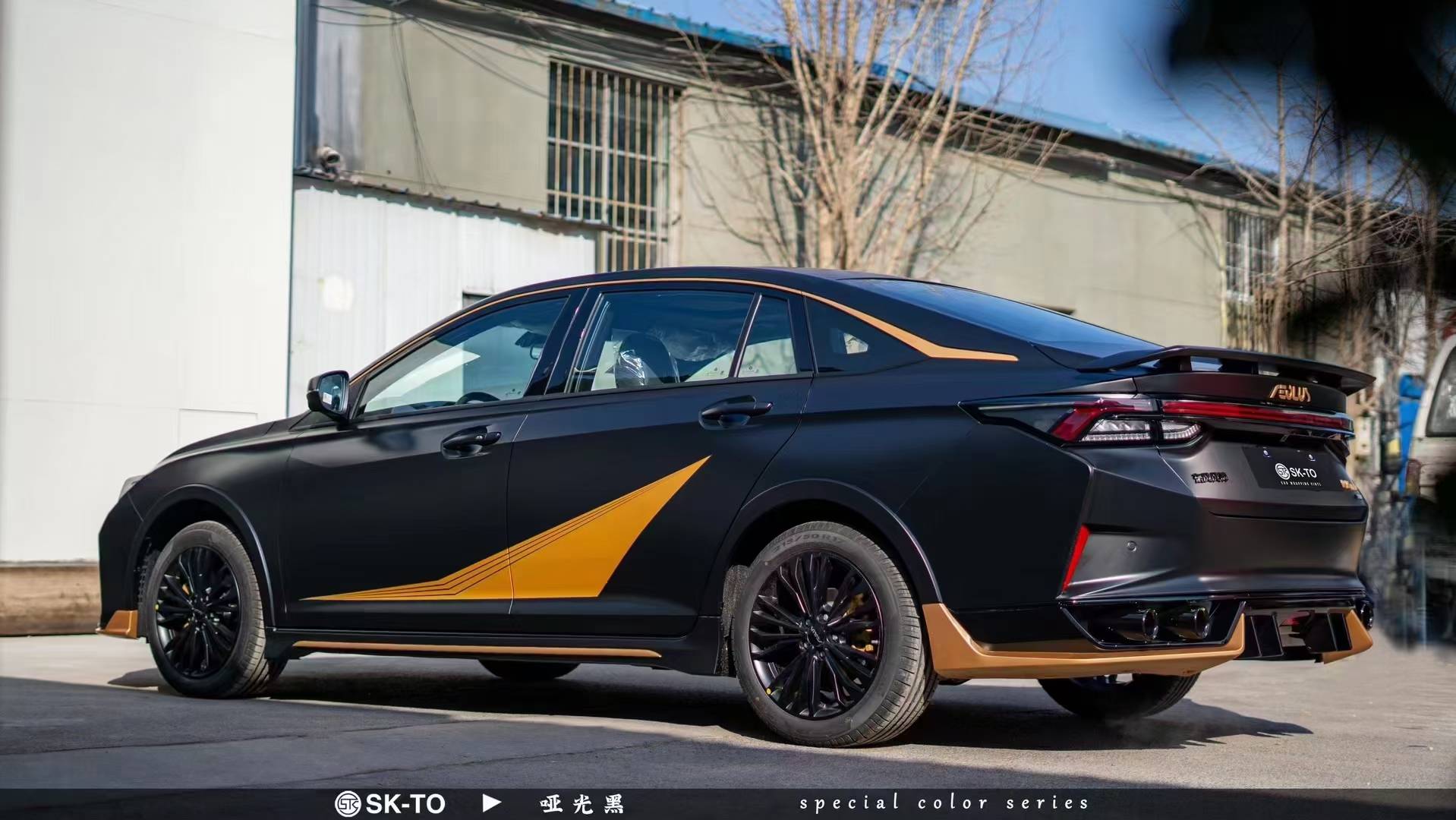 颇具科技感颜色东风风神奕炫哑光黑金改色膜skto