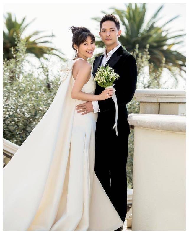 陈燃真拼挺大肚子穿开叉裙配10厘米高跟鞋牵手老公甜蜜极了