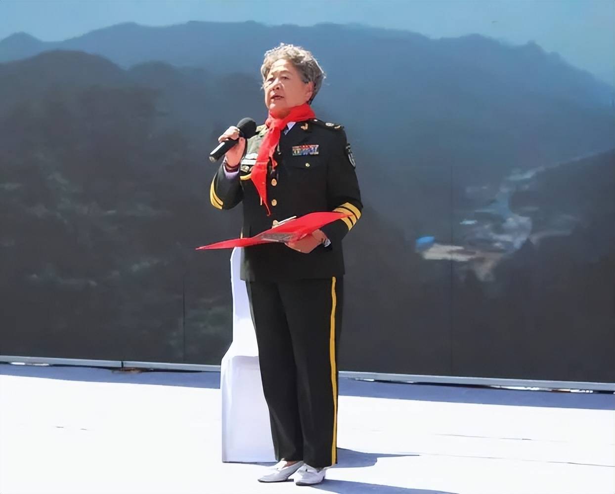 我爱你中国原唱叶佩英逝世享年87岁一生演唱3000多次