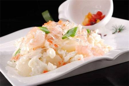 芙蓉虾仁要说到做法其实很简单,步骤比较麻烦的就是把虾去壳,去掉虾线