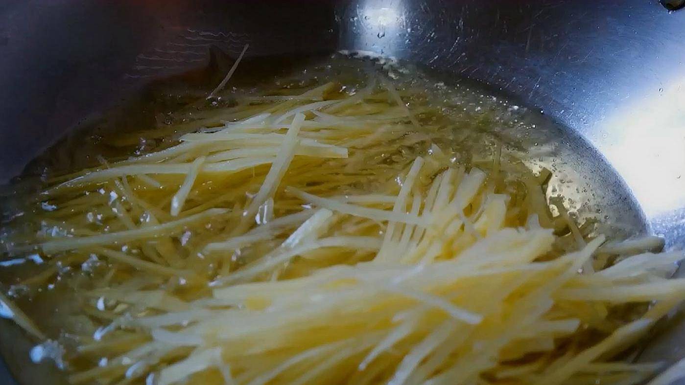 原创
土豆别再炒着吃,加2根香蕉,简单一做,比吃肉还过瘾