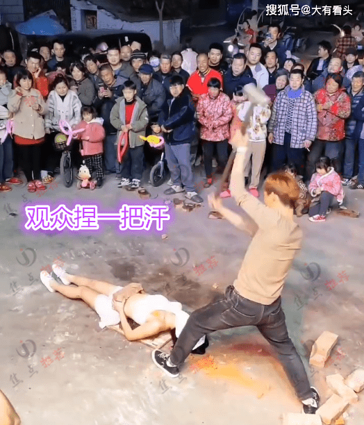 原创心疼貌美女子街头表演铁锤砸板砖网友细皮嫩肉不疼吗