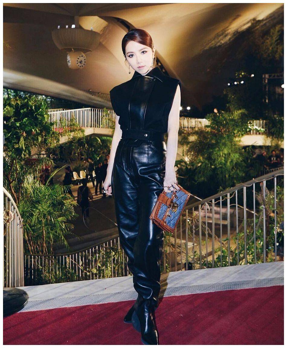 邓紫棋又穿皮裤不庸俗还洋气跟之前可是360度大变样