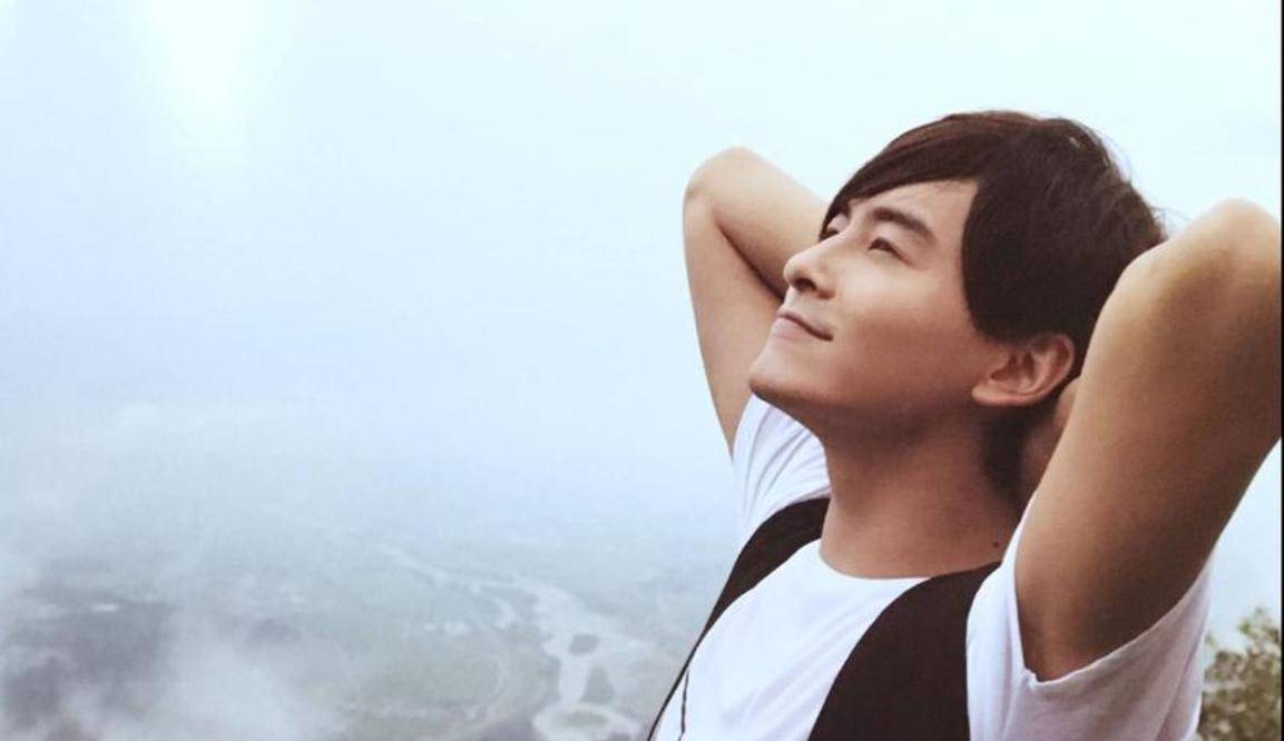 39岁郑元畅穿花衬衣夜会西装男友 评论区三观太感人了_丁一_衬衫_台湾