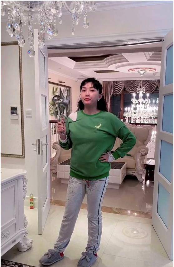 晒近照,意外曝光豪宅内景,三层别墅富如宫殿_吴云飞_蒋依杉_赵本山