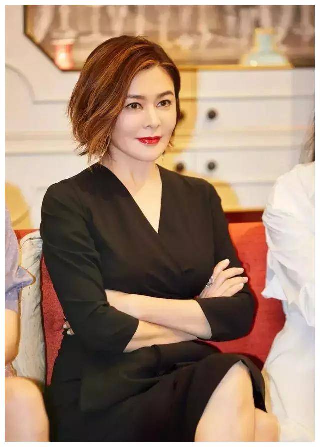 关之琳穿白色蓬蓬裙装嫩,肤色白嫩真不像有57岁的老女人!