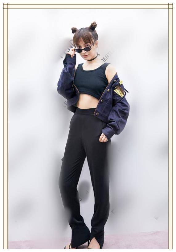 吴昕终于高调一回哪吒头配露脐装又萌又酷36岁一下嫩成16岁