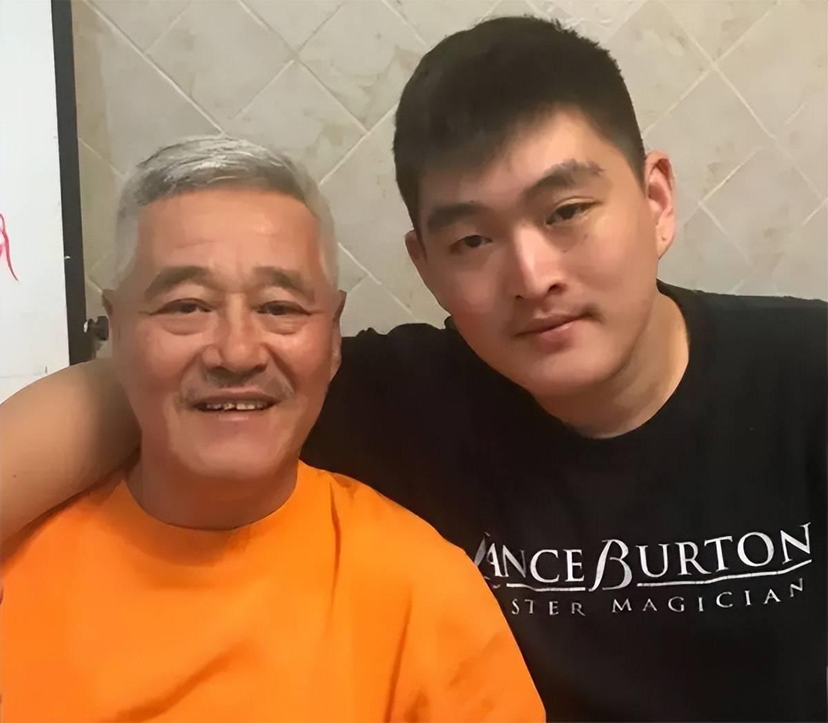没想到球球的婚事问题还没有处理好,赵本山的儿子赵大牛又给老赵添堵