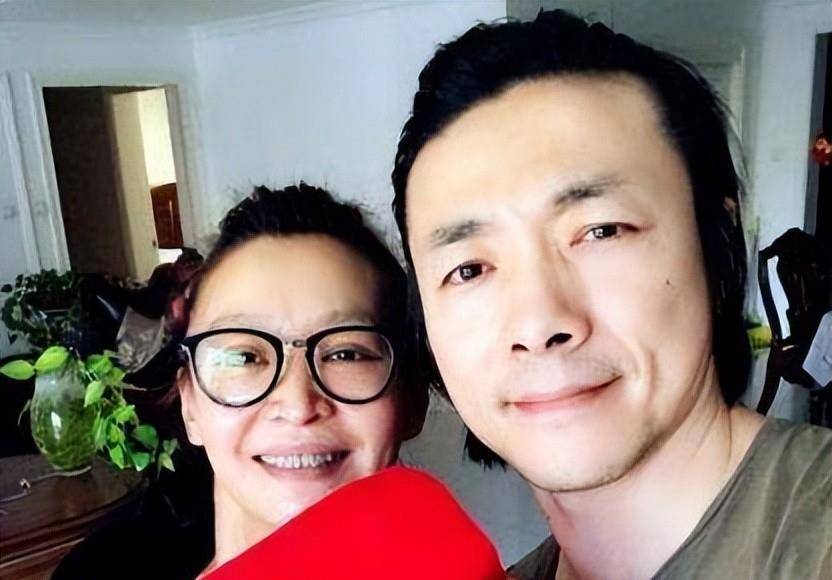 嫁给祖峰12年未生子女,却依旧被他宠成宝,刘天池究竟有什么魅力?