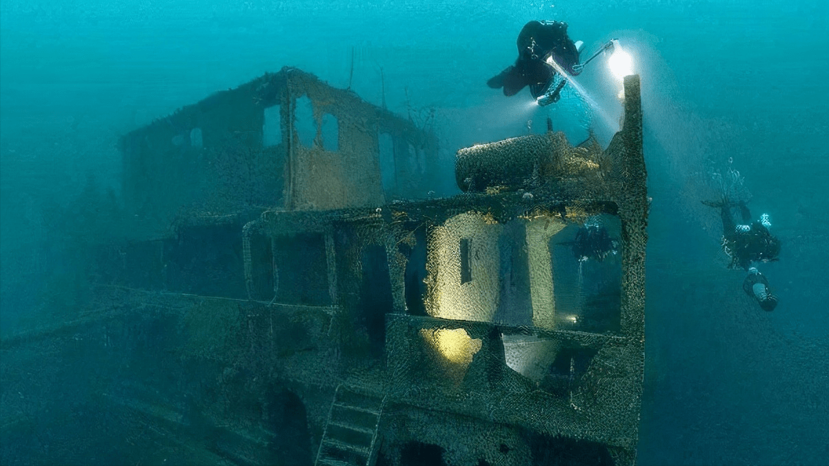 不瞄准现代的普通沉船,反而瞄准这些在海水里被严重腐蚀的二战沉船呢?