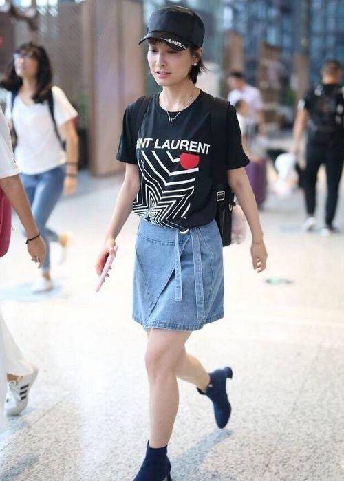 网友们看到直播后都大呼想知道吴昕是怎么瘦腿的,还有人吐槽吴昕的