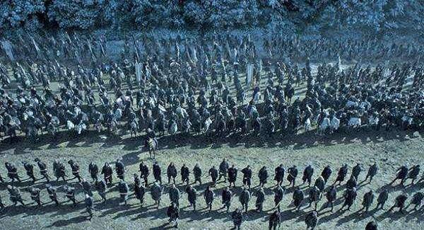 古代战争中,前排那么危险,为何还有人往前冲?