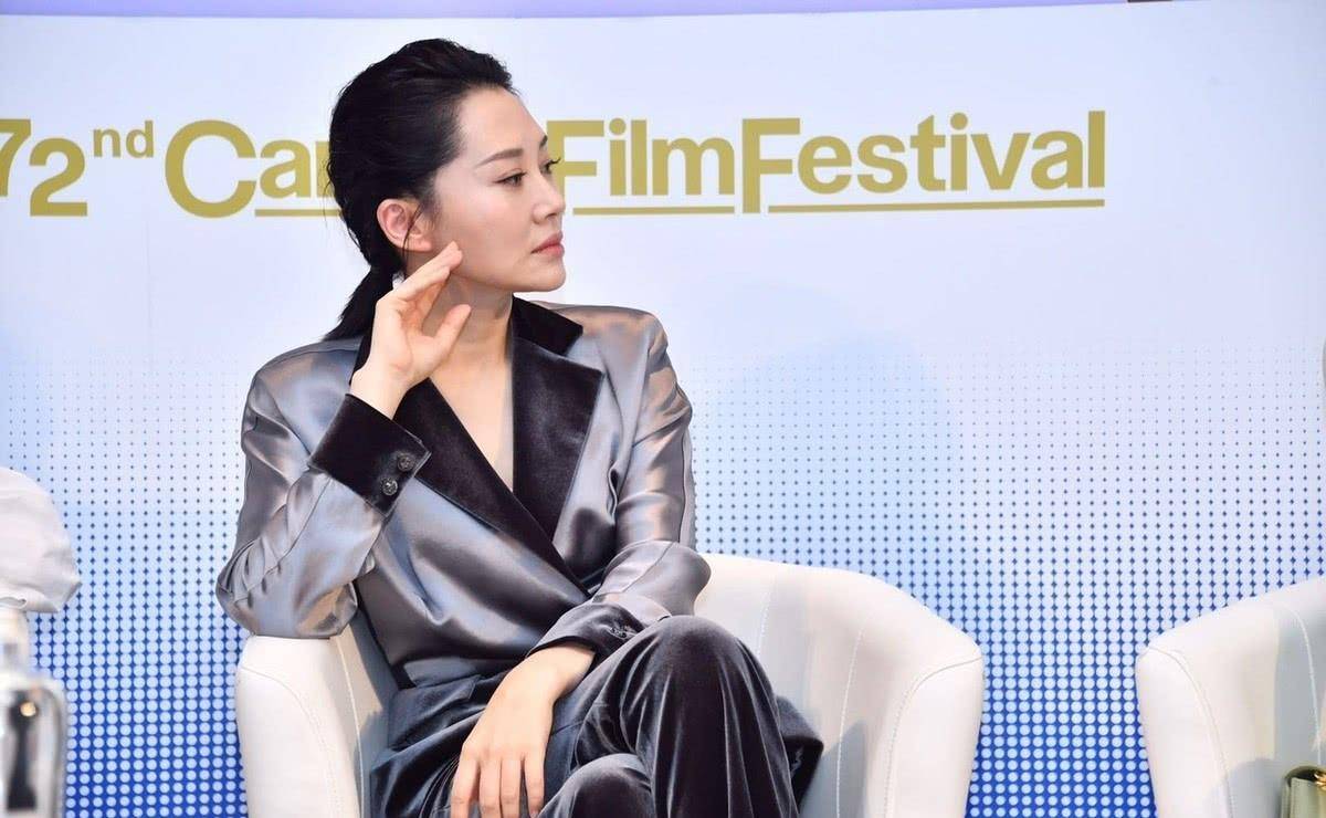 51岁许晴风韵犹存,穿酒红色缎面西装出席活动,满脸都是胶原蛋白_魅力