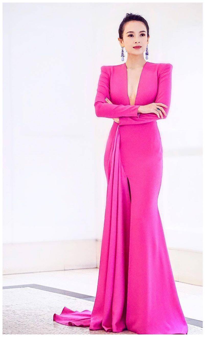 章子怡粉色深v长裙惊艳亮相 身材凹凸有致