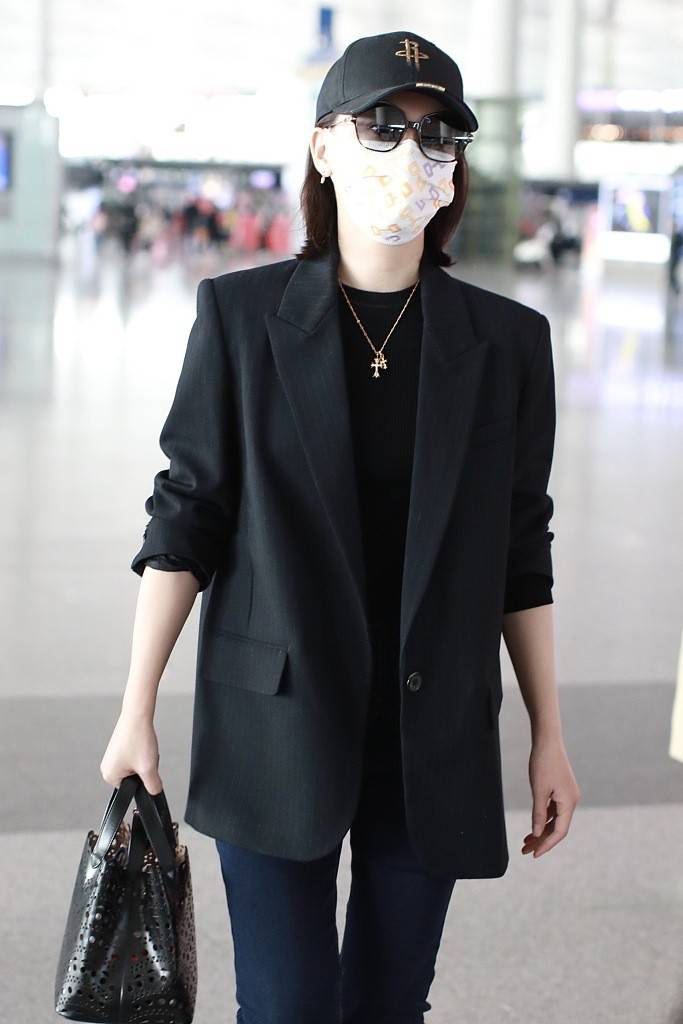 原创陈数真不愧是穿衣模板黑色西装配棒球帽低调走机场难掩女神范